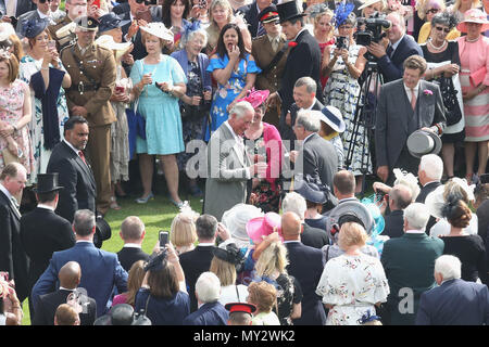 Der Prinz von Wales (Mitte) spricht zu den Gästen in einem Royal Garden Party im Buckingham Palace, London. Stockfoto