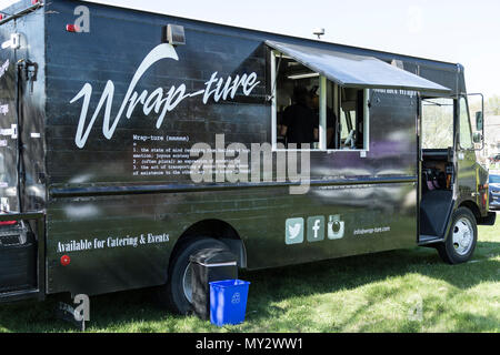 Food Trucks Line up auf Gras Feld Cambridge Ontario Kanada Stockfoto