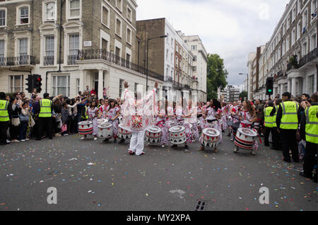 LONDON - 29.August: Mitglieder der Batala Band am Notting Hill Carnival am 29. August 2011 in London, England. Der jährliche Karneval, der Große Stockfoto