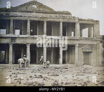 . Innenraum der Secundra Bagh nach der Schlachtung von 2.000 Rebellen durch die 93Rd Highlanders und 4 Punjab Regiment. Ersten Angriff von Sir Colin Campbell im November 1857, Lucknow. Eiklar Silber drucken, von Felice Beato, 1858. Am Stadtrand von Lucknow gelegen, es war der Schauplatz von heftigen Kämpfen im November 1857. Nach der Aktion, der britischen Toten wurden in einem tiefen Graben vergraben, sondern die Indische Leichen zu verrotten. Später hatte die Stadt evakuiert und bis März 1858 und es war kurz danach, dass Beato wahrscheinlich dieses Foto nahm wurde nicht zurückerobert. Als einer zeitgenössischen commen Stockfoto