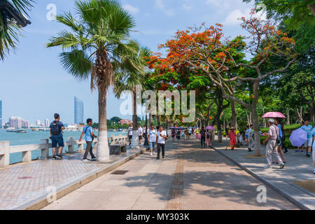 Xiamen, China - Mai 30, 2018: Touristen zu Fuß auf der Straße in Insel Gulangyu Stockfoto