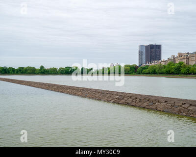 Eine Ansicht von Jacqueline Kennedy Onassis Reservoir im Central Park, New York City. Der Behälter ist nicht mehr aktiv bleibt aber eine touristische Punkt der intere Stockfoto