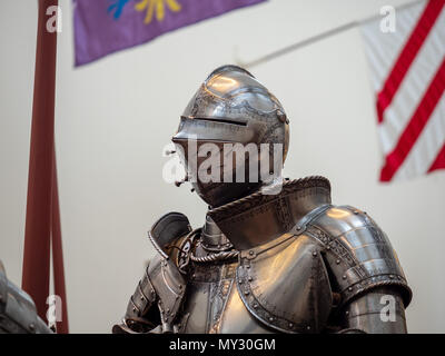 Nahaufnahme der Helm eines Ritters tragen 16. Jahrhundert Deutsche platte Rüstung Stockfoto