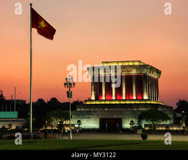 Schöne Aussicht auf den Sonnenuntergang von Ho Chi Minh Mausoleum mit weißen Uniform Soldaten vor vietnamesischen nationalen Flagge, in Hanoi, Vietnam bewacht. Stockfoto