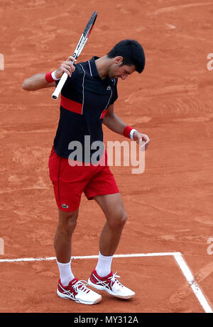 Serbiens Novak Djokovic reagiert während des vierten Satz gegen Italiens Marco Cecchinato während ihrer Viertelfinalegleichen der French Open Tennisturnier auf dem Roland Garros Stadion, Dienstag, 5. Juni 2018 in Paris. (AP Foto/Michel Euler) Stockfoto