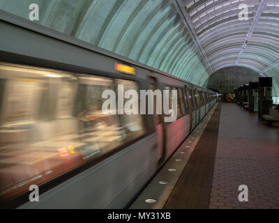 BETHESDA, Md - 15. MAI 2018: wmata Zug bei Bethesda rote Linie Station in Washington, DC Metro System Stockfoto