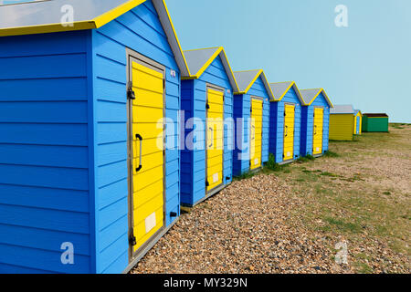 Hell gestrichenen Strandhütten <Littlehampton West Sussex Stockfoto