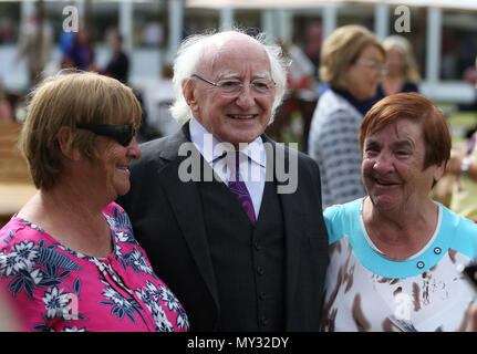 Zwillingsschwestern Mairead Manley (links) und Breda Kennedy, Überlebende des Goldenbridge Magdalena Wäscheständer mit Präsident Michael D Higgins bei einem Empfang in Aras eine uachtarain vor einem Abendessen im Mansion House im Stadtzentrum von Dublin. Stockfoto