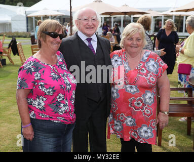 Mairead Manley (links) und ihre freundin Amarant Murphy, Überlebende des Goldenbridge Magdalena Wäscheständer mit Präsident Michael D Higgins bei einem Empfang in Aras eine uachtarain vor einem Abendessen im Mansion House im Stadtzentrum von Dublin. Stockfoto