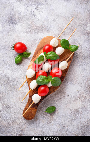 Traditionelle italienische Antipasti caprese Spieße mit Mozzarella, Tomaten und Basilikum Stockfoto