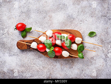 Traditionelle italienische Antipasti caprese Spieße mit Mozzarella, Tomaten und Basilikum Stockfoto