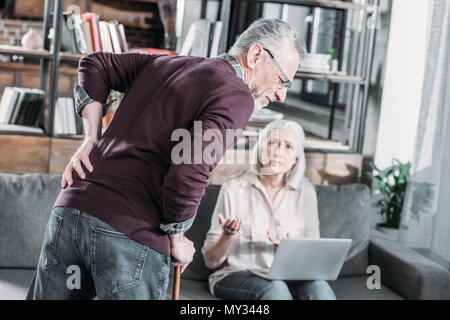 Seitenansicht der älteren Menschen leiden unter starken Rücken schmerzen Stockfoto