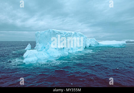 Treibender Eisberg, pleneau Insel, Antarktis | treibenden Eisbergs, pleneau Insel, Antarktis Stockfoto