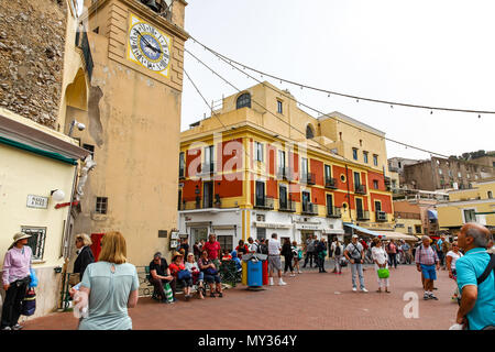 Clock Tower, Bell Tower oder Campanile in der Piazza Umberto, der Via Roma, auf der Insel Capri, Kampanien, Italien Stockfoto