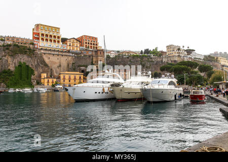 Yachten in der Marina Piccola, Sorrento, südwestliche Italien Stockfoto