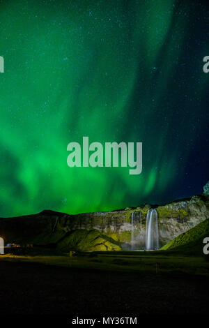 Aurora Borealis, Seljalandsfoss, Island Stockfoto