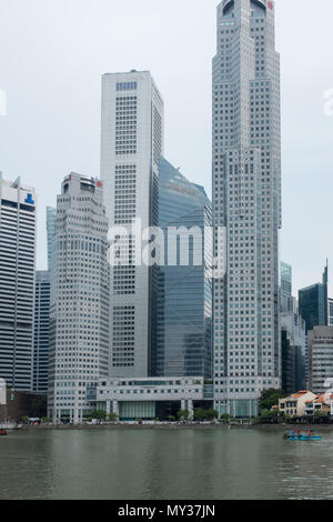 Skyscraper Bürogebäude neben dem Fluss Singapur in Singapur Stockfoto