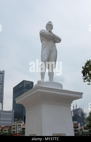 Marmor statue von Sir Stamford Raffles am Empress Hotel, Singapur markiert den Ort, wenn er glaubte, 1819 gelandet zu haben ist Stockfoto