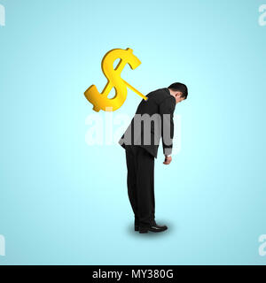 Geschäftsmann mit Geld symbol Winder auf seinem Rücken, in grün Hintergrund isoliert Stockfoto