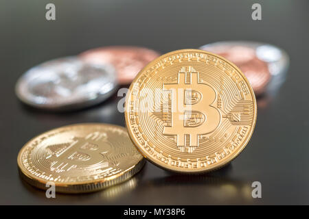 Cryptocurrency Bitcoin metallische Münzen über grauer Hintergrund Stockfoto