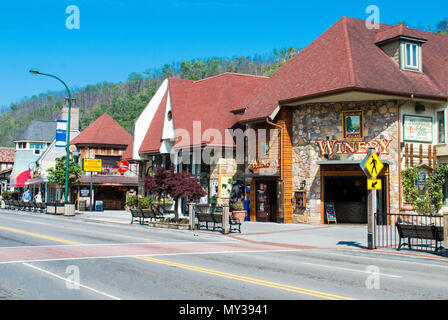 Gatlinburg, TN, USA - 14. Mai 2018: Speichert und Weinkellerei auf Gatlinburg Streifen in Tennessee. Ein Paar ist auf der Leiste in Richtung der Weinkellerei. Stockfoto