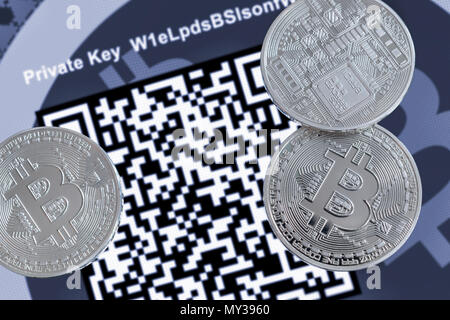 Cryptocurrency Bitcoin metallische Münzen, QR-Code und Papier wallet. Stockfoto