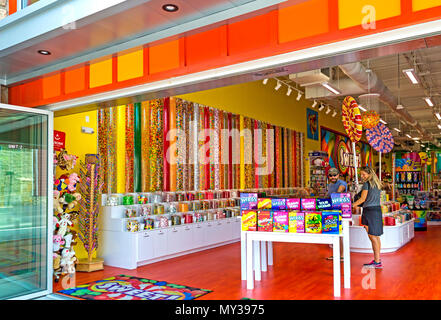 Gatlinburg, TN, USA - Mai 14, 2018: Ein junger Tourist paar Genießen der Sweet Candy Shop auf der Gatlinburg Strip. Stockfoto