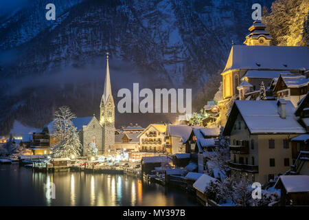 Hallstat Dorf in Österreich am Abend Zeit. Schönes Dorf im Tal in der Nähe des Sees Stockfoto