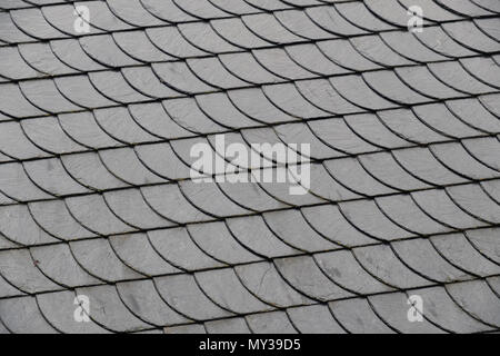 Schindeln auf dem Dach als Hintergrund. Konzept und Idee für Gebäude Stockfoto