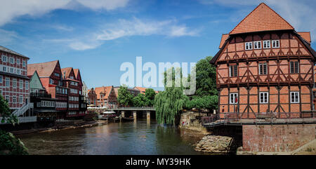 Fachwerkhaus mit roten Ziegeln Häuser in der Nähe des Flusses am alten Hafen von Lüneburg, Deutschland Stockfoto