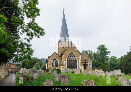 Kirche St. Peter und St. Paul und Kirchhof, der Pfarrkirche von Godalming, einer kleinen historischen Stadt in der Nähe von Guildford, Surrey, Südosten, England, Grossbritannien Stockfoto