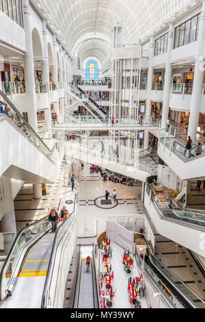 Shopping Lifestyle: Innenraum des Großen beliebte, moderne Bentall Centre in Kingston upon Thames Town Center, Greater London, Großbritannien Stockfoto