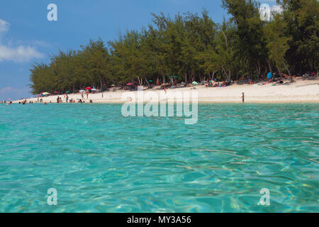 Ermitage-Les-Bains, Französischen überseeischen Region, Reunion - Jan 21, 2016: Meer Wasser und Sandstrand Stockfoto