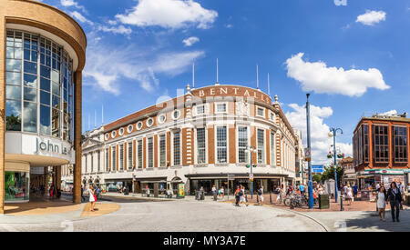 Bentalls und John Lewis Department Stores in der Innenstadt Fußgängerzone von Kingston upon Thames, London, UK an einem sonnigen Sommertag Stockfoto