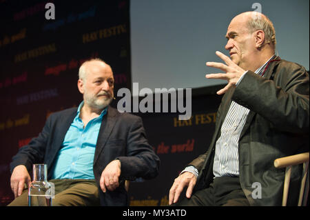 Andre Aciman & Colm Toibin sprechen auf der Bühne Hay Festival 2018 Hay-on-Wye Powys Wales UK Stockfoto