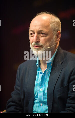 Andre Aciman sprechen auf der Bühne Hay Festival 2018 Hay-on-Wye Powys Wales UK Stockfoto