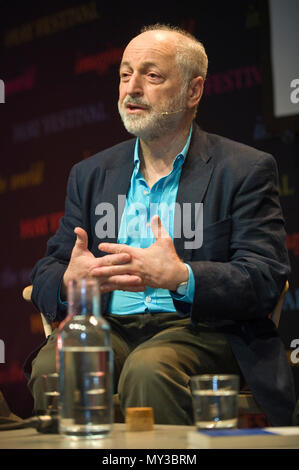 Andre Aciman sprechen auf der Bühne Hay Festival 2018 Hay-on-Wye Powys Wales UK Stockfoto