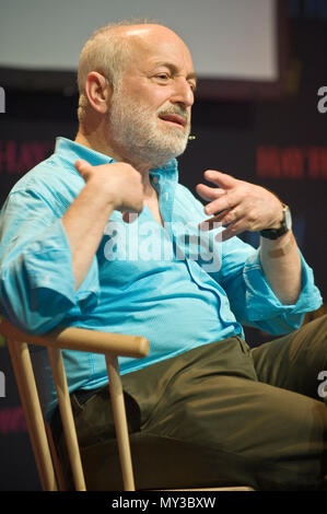 Andre Aciman sprechen auf der Bühne Hay Festival 2018 Hay-on-Wye Powys Wales UK Stockfoto