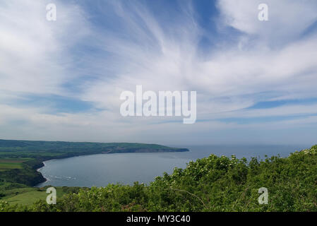 Blick auf Robin Hoods Bay von Ravenscar, North Yorkshire. Schönen blauen Himmel über der Bucht. Marine Stockfoto