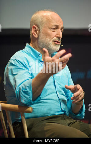 Andre Aciman sprechen auf der Bühne Hay Festival 2018 Hay-on-Wye Powys Wales UK Stockfoto