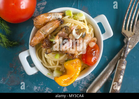 GarlickySeafood Pasta Spaghetti mit Muscheln, Garnelen, Meeresfrüchte Cocktail Nahaufnahme Garnelen Pasta. Stockfoto