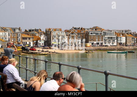 Der Uferpromenade am St Ives Harbour ist ein beliebtes Touristenziel, St Ives, Großbritannien Stockfoto