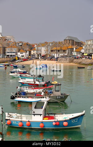 Der Uferpromenade am St Ives Harbour ist ein beliebtes Touristenziel, St Ives, Großbritannien Stockfoto