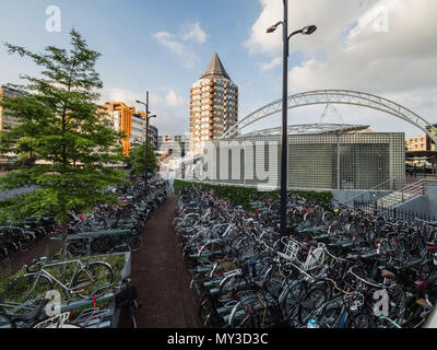 ROTTERDAM, Niederlande - 31. MAI 2018: Außenansicht der Markthalle ein Wohn- und Geschäftshaus. Fahrrad parken in Rotterdam. Stockfoto