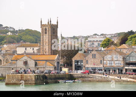 Der Uferpromenade am St Ives Harbour ist ein beliebtes Touristenziel, St Ives, Großbritannien Stockfoto