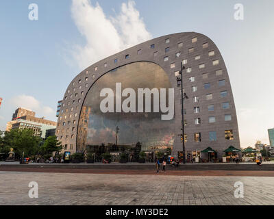 ROTTERDAM, Niederlande - 31. MAI 2018: Außenansicht der Markthalle ein Wohn- und Geschäftshaus. Markthalle in der blaak Stadtteil Rotter Stockfoto