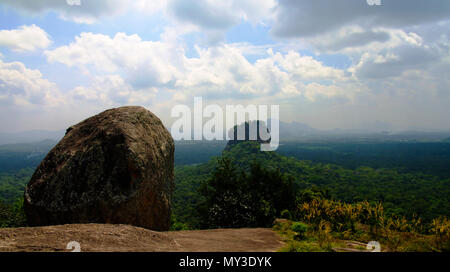 Ansicht nach Sigiriya aka Lion Rock von pidurangala Berg, Sri Lanka Stockfoto