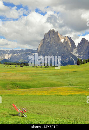 Kette in den Bergen, Aussicht auf Sommer natürliche landcape in Green Valley. Dolomiten, Italien Stockfoto