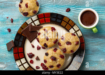 Teller mit hausgemachten vegan Kürbis Muffins mit Schokolade und getrockneten Kirschen. Frühstück Stockfoto