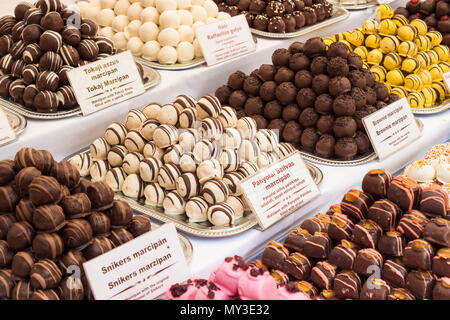 Budapest, Ungarn - Juni 4, 2017: traditionelle Marzipan Bonbons in verschiedenen Farben und flovours zum Verkauf auf einen Markt angezeigt. Stockfoto